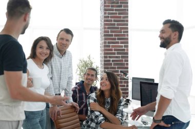 takım genç çalışanların tartışıyor