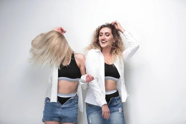 Two young female models standing next to each other — Stock Photo, Image