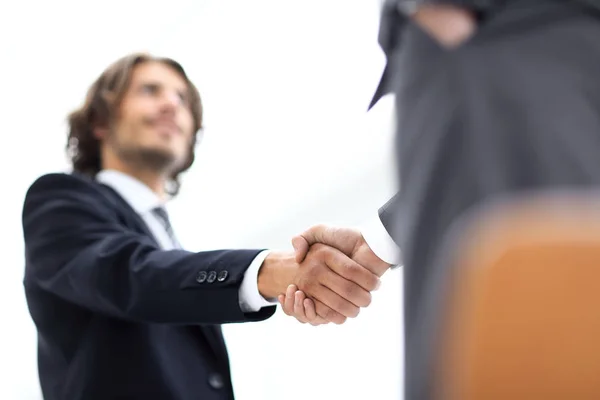 Два бизнесмена пожимают друг другу руки приветствуя друг друга — стоковое фото