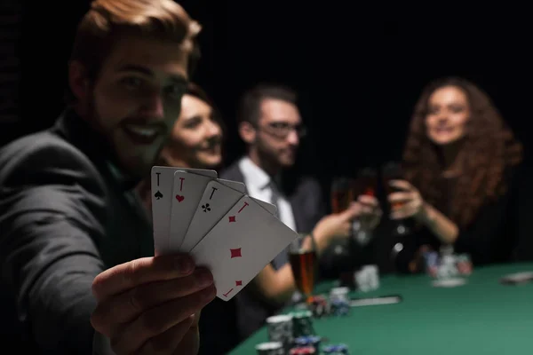 Τζογαδόρος άνθρωπος κάθεται στο τραπέζι με κάρτες και μάρκες πόκερ καζίνο — Φωτογραφία Αρχείου