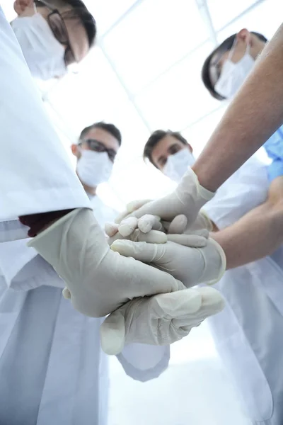 Vista dal basso. Il team chirurgico mostra la loro unità . — Foto Stock
