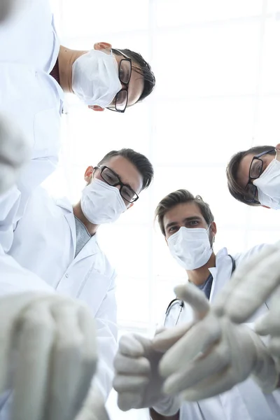 Chirurgisches Team bei der Arbeit — Stockfoto