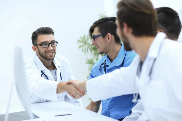 Uzgadniania między dwóch lekarzy podczas spotkania roboczego — Zdjęcie stockowe