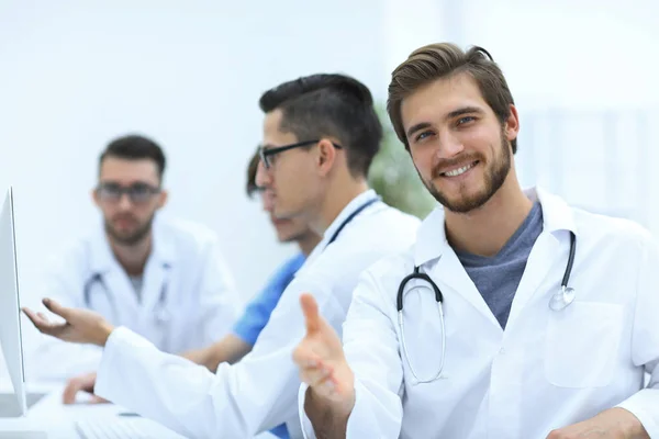 Vacker mogen manlig läkare leende till kameran — Stockfoto