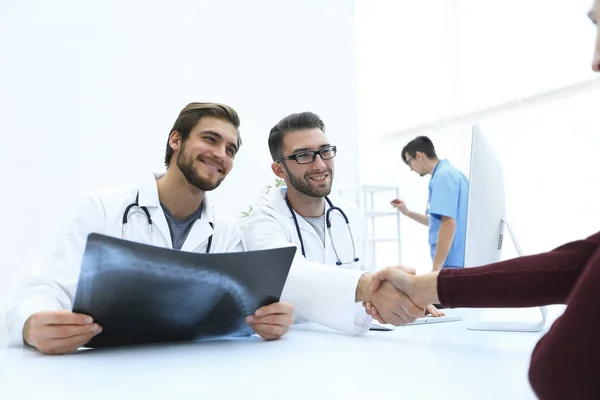Gruppo di medici che accolgono il loro cliente con una stretta di mano — Foto Stock