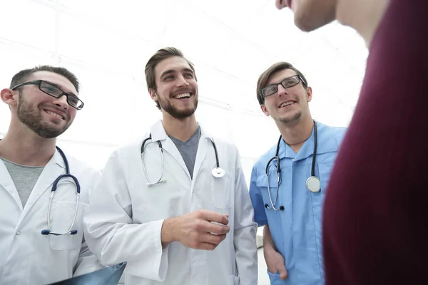 Gruppo di medici che consigliano il paziente — Foto Stock