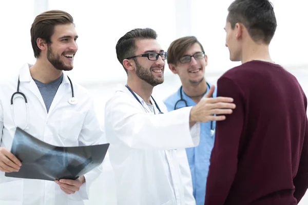 Medici che si congratulano con il recupero dei pazienti — Foto Stock