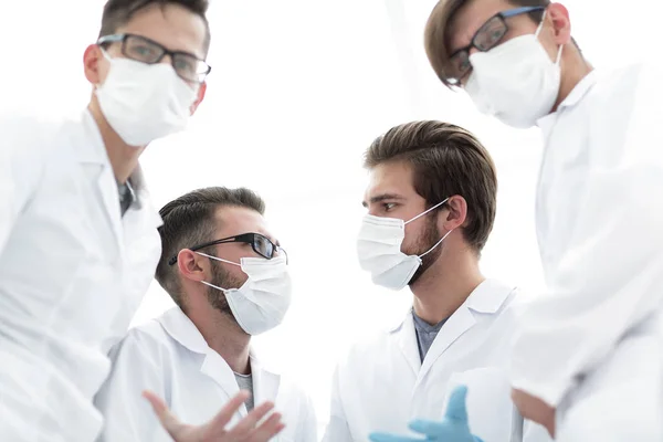 Personale medico che analizza e lavora presso la clinica . — Foto Stock