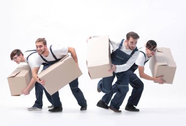 Nakliyeciler işlerini yapmak için acele ederler..