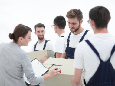 Yöneticisi ve beyaz arka plan üzerinde izole Nakliyeciler.