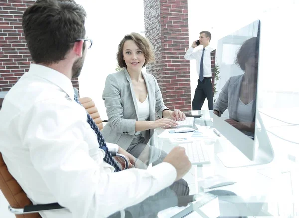 Geschäftsteam arbeitet mit Finanzdokumenten — Stockfoto