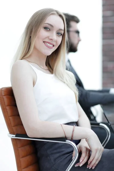 Jeune femme d'affaires assise à un bureau dans le bureau  . — Photo