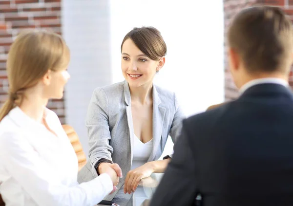 Handshake of a Manager, and a client sitting behind a Desk — Stock Photo, Image