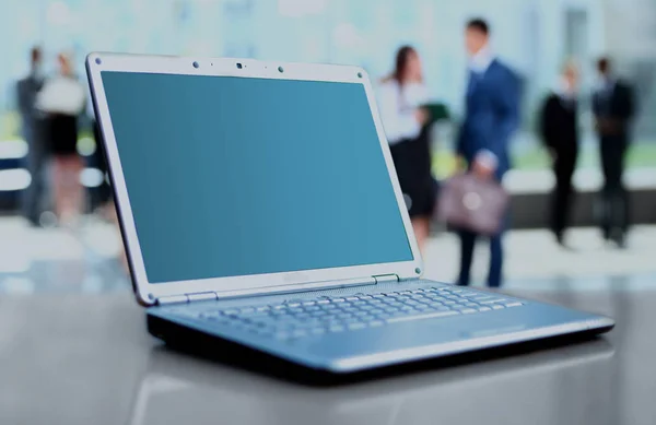 Laptop na mesa de escritório . — Fotografia de Stock