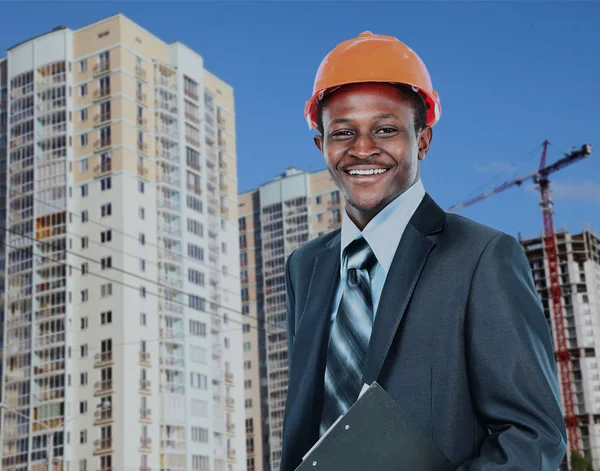 Africano americano giovane uomo architetto su un cantiere di costruzione . — Foto Stock