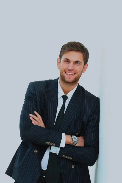 Porträt eines gutaussehenden jungen Mannes im Businessanzug. in der Nähe der Mauer stehen. — Stockfoto