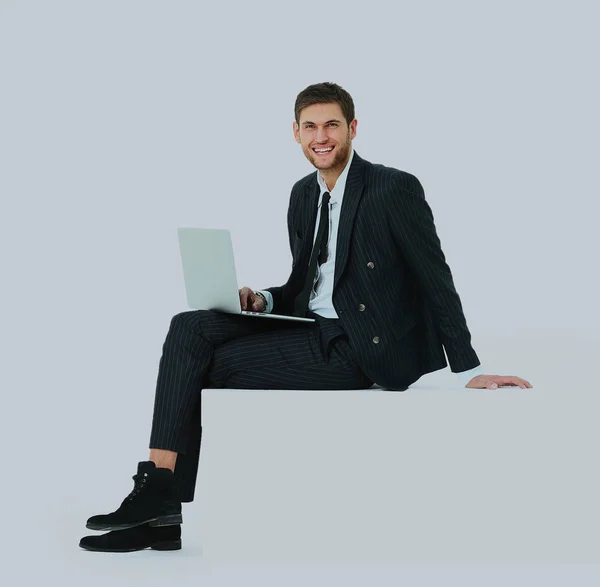 흰색 현대의 자에 앉아 잘생긴 젊은 비즈니스 맨의 모습. — 스톡 사진