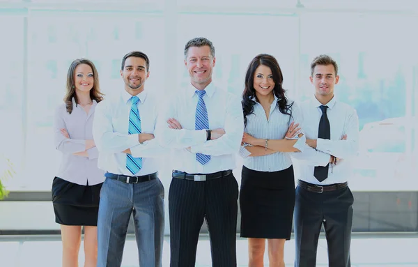 Retrato de homem de negócios liderando sua equipe no escritório . — Fotografia de Stock