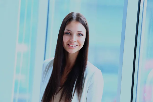 Mujer de negocios en interior de vidrio moderno — Foto de Stock