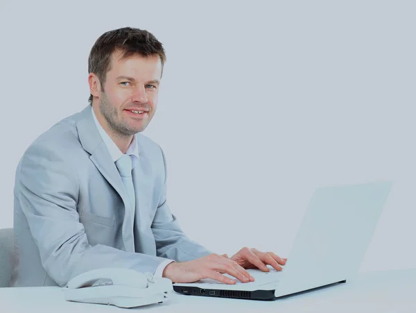 Porträt eines selbstbewussten Geschäftsmannes mit Laptop. — Stockfoto