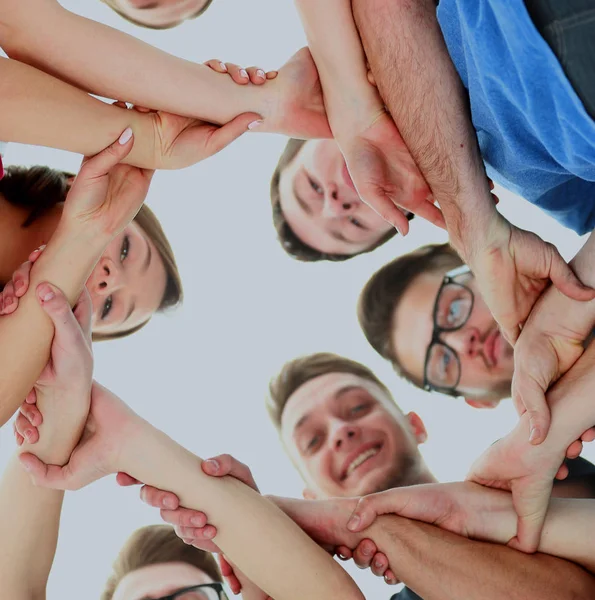 友情、青年および人々 のコンセプト - 互いの上に手で笑顔のティーンエイ ジャーのグループ. — ストック写真