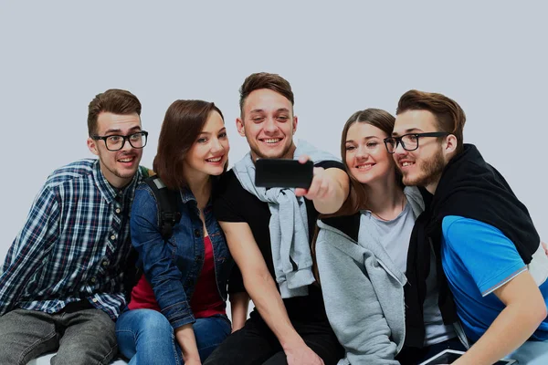 Grupo de jovens estudantes adolescentes felizes tirando foto selfie isolada no fundo branco . — Fotografia de Stock