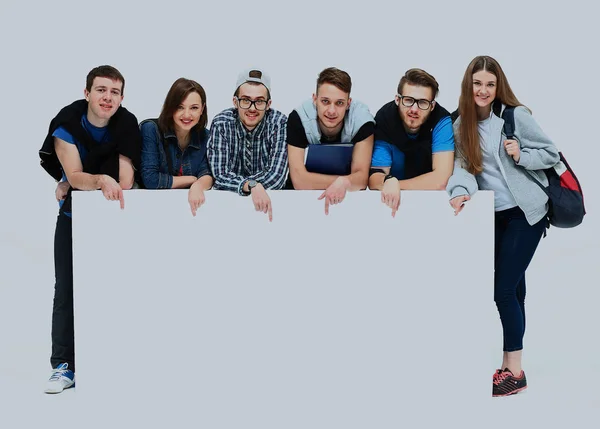 Ganztägiges Porträt selbstbewusster College-Studenten, die leere Plakatwand vor weißem Hintergrund zeigen. — Stockfoto