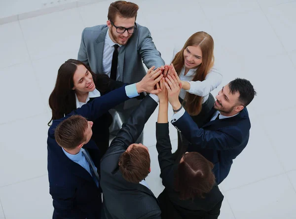 Bovenaanzicht van mensen uit het bedrijfsleven met hun handen samen in een cirkel. — Stockfoto