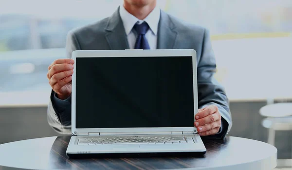 Laptop com uma tela em branco útil para composição . — Fotografia de Stock