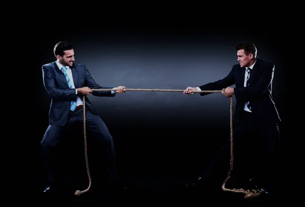 Два бизнесмена тянут веревку в соревновании, изолированные на белом фоне . — стоковое фото