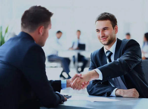 Dos colegas de negocios estrechando la mano . —  Fotos de Stock