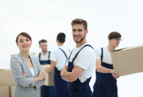 Jovem mulher de negócios coopera com a equipe de movers . — Fotografia de Stock