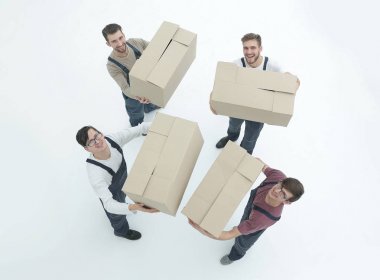 Hareketli Kutular üzerinde beyaz izole karton yığını kaldırma Nakliyeciler