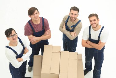 Beyaz arka plan üzerinde izole kutuları tutan genç Nakliyeciler,