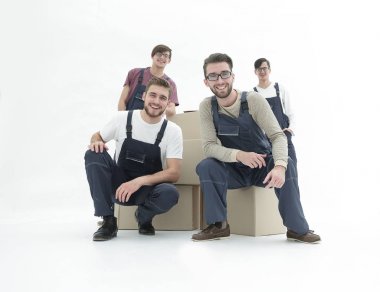 Yığılmış kutular üzerinde beyaz izole erkeklerle.