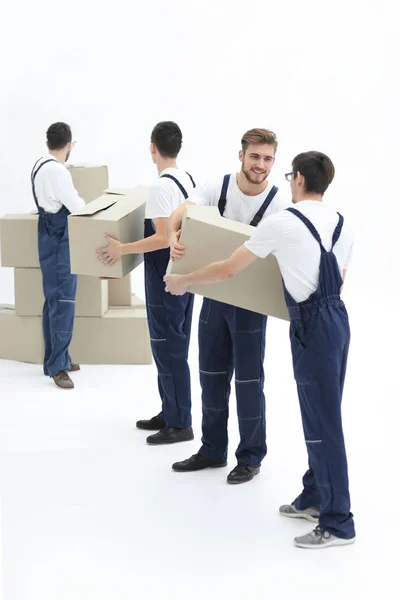 Fotoarbetare passerar varandra lådor när de flyttar lägenheter. — Stockfoto