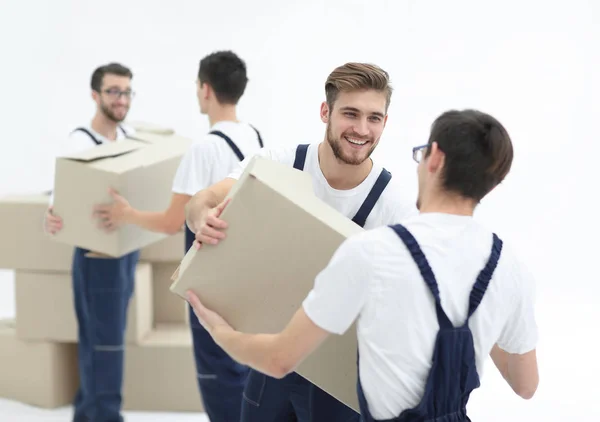 Retrato de móveis segurando caixa sorrindo isolado no backgro branco — Fotografia de Stock