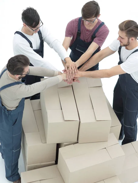 Entregadores carregando pilhas de caixas. Isolado em branco — Fotografia de Stock