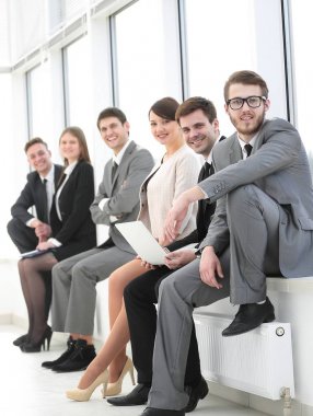 ofis lobisinde oturan iş takım