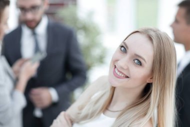 arka planda meslektaşlarının ofiste genç bir kadının yakın çekim.