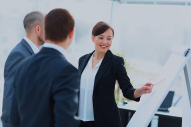 Executive işkadını meslektaşları toplantısında onun fikir sunmak portresi. Takım çalışması.