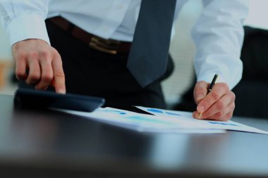 hesap makinesi kullanma office iş adamı