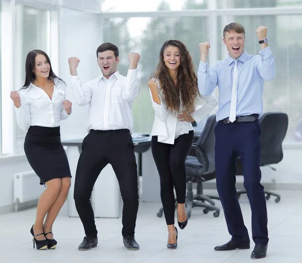 Portret van een triomfantelijk business team — Stockfoto