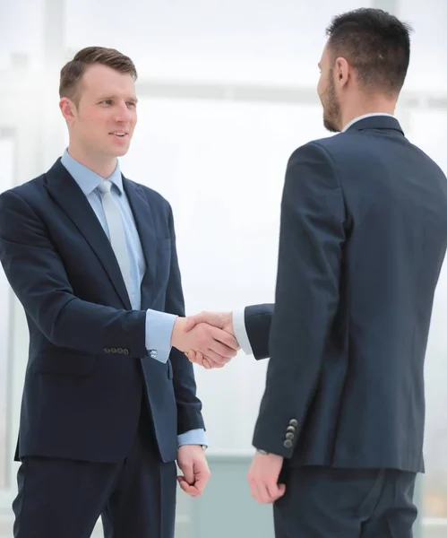 Handshake partnerów finansowych na korytarzu urzędu — Zdjęcie stockowe