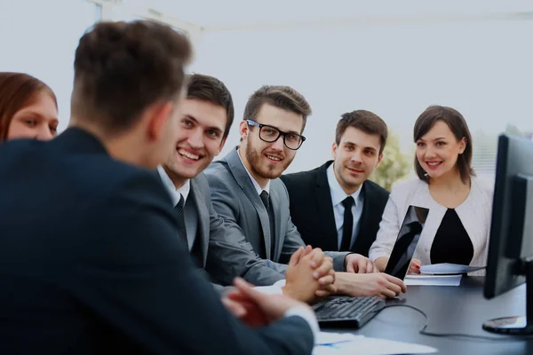 Gruppe von Geschäftspartnern diskutiert Ideen bei Treffen im Büro. — Stockfoto