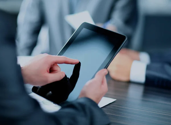 Affärsman som håller digital tablett. — Stockfoto
