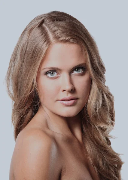 Porträt des schönen weiblichen Modells auf weißem Hintergrund. — Stockfoto
