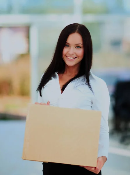 Ritratto ravvicinato di una bella donna adulta che tiene una scatola nell'edificio degli uffici . — Foto Stock