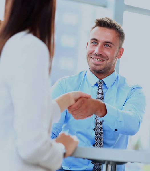 Pengusaha berjabat tangan untuk menyegel kesepakatan dengan pasangannya. — Stok Foto