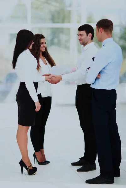 Empresário apertando as mãos para selar um acordo com seu parceiro. — Fotografia de Stock